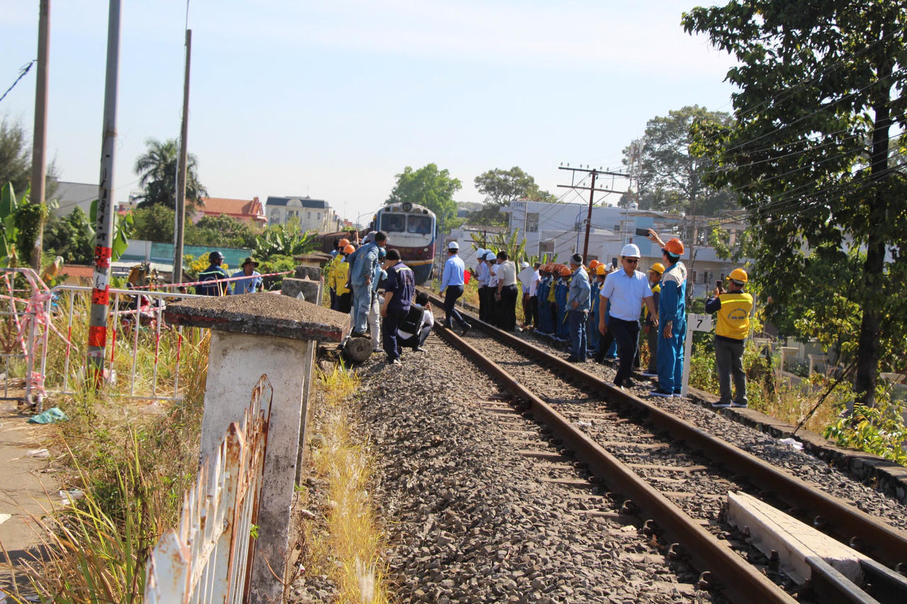 T&agrave;u chạy lại sau khi xảy ra sự cố.