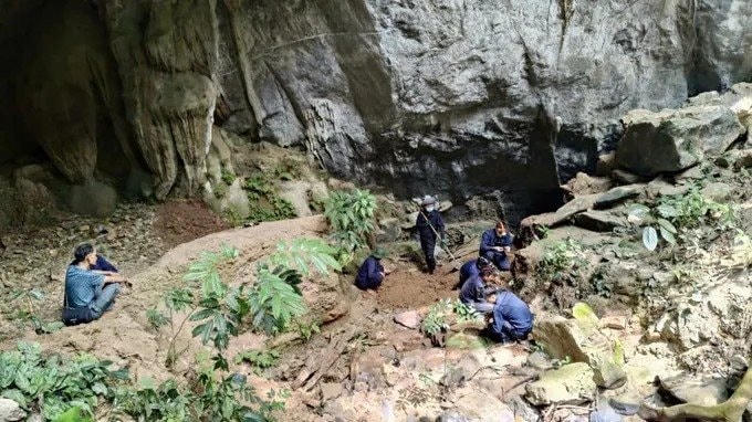 Đội Quy tập h&agrave;i cốt liệt sĩ mở rộng t&igrave;m kiếm tại khu vực hang Chia, n&uacute;i Hin Đăm.