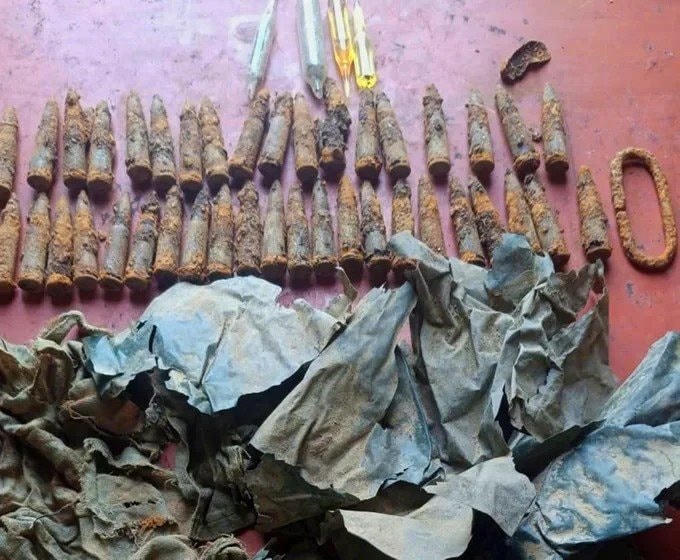 Nhiều&nbsp;vi&ecirc;n đạn c&ugrave;ng c&aacute;c di vật được ph&aacute;t hiện.