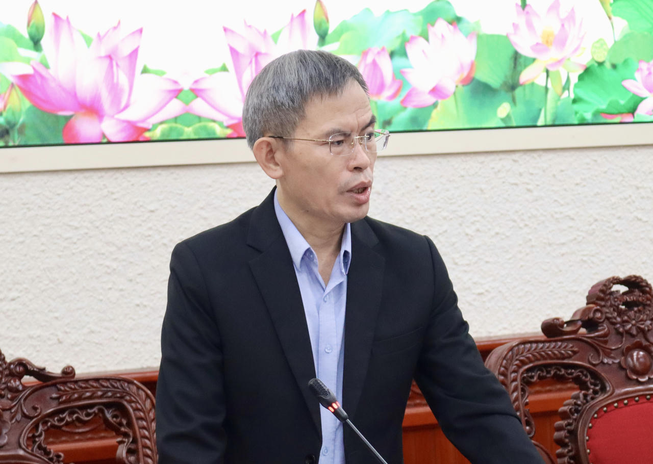 Cục trưởng Cục Bổ trợ Tư ph&aacute;p&nbsp;L&ecirc; Xu&acirc;n Hồng ph&aacute;t biểu tại cuộc họp.