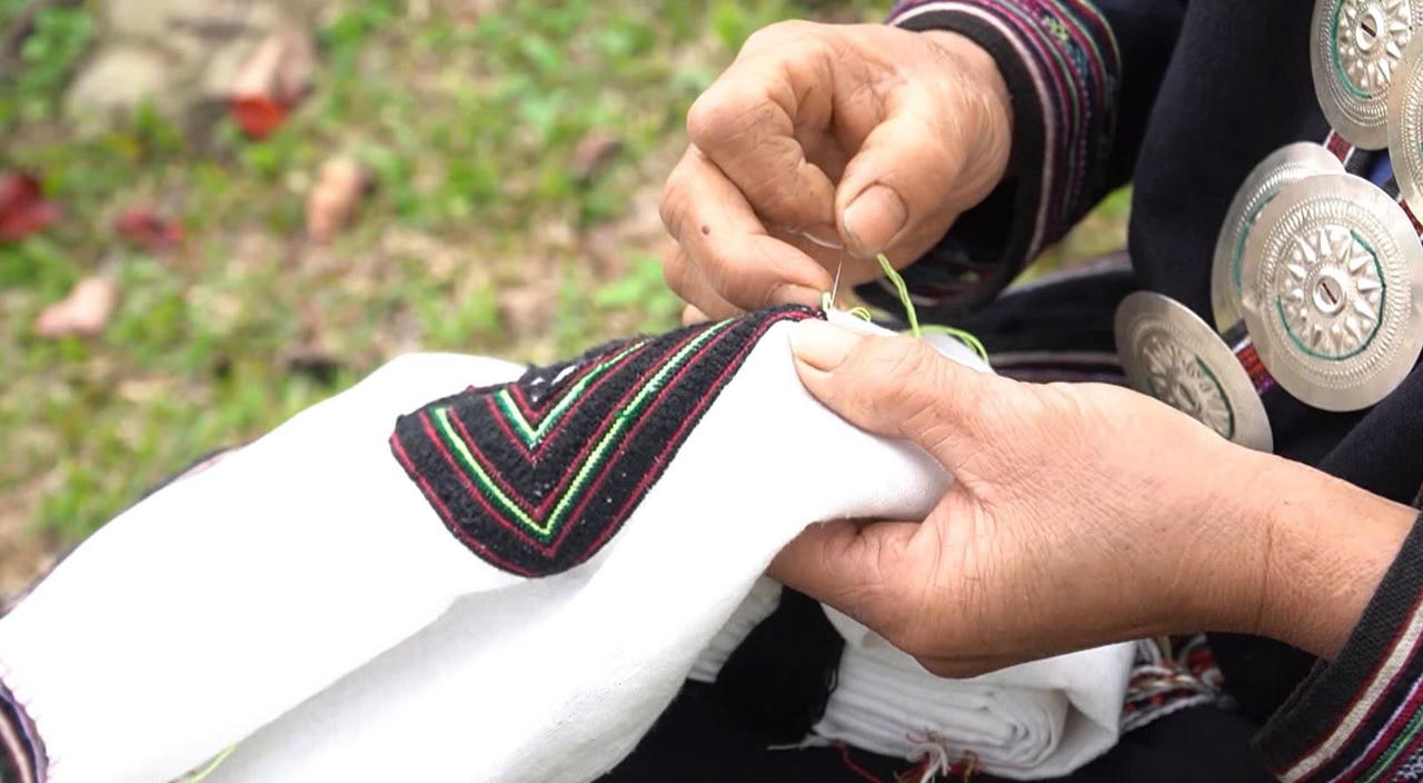 Người d&acirc;n Dao Tiền dậy con th&ecirc;u th&ugrave;a, may v&aacute; từ 13-18 tuổi.