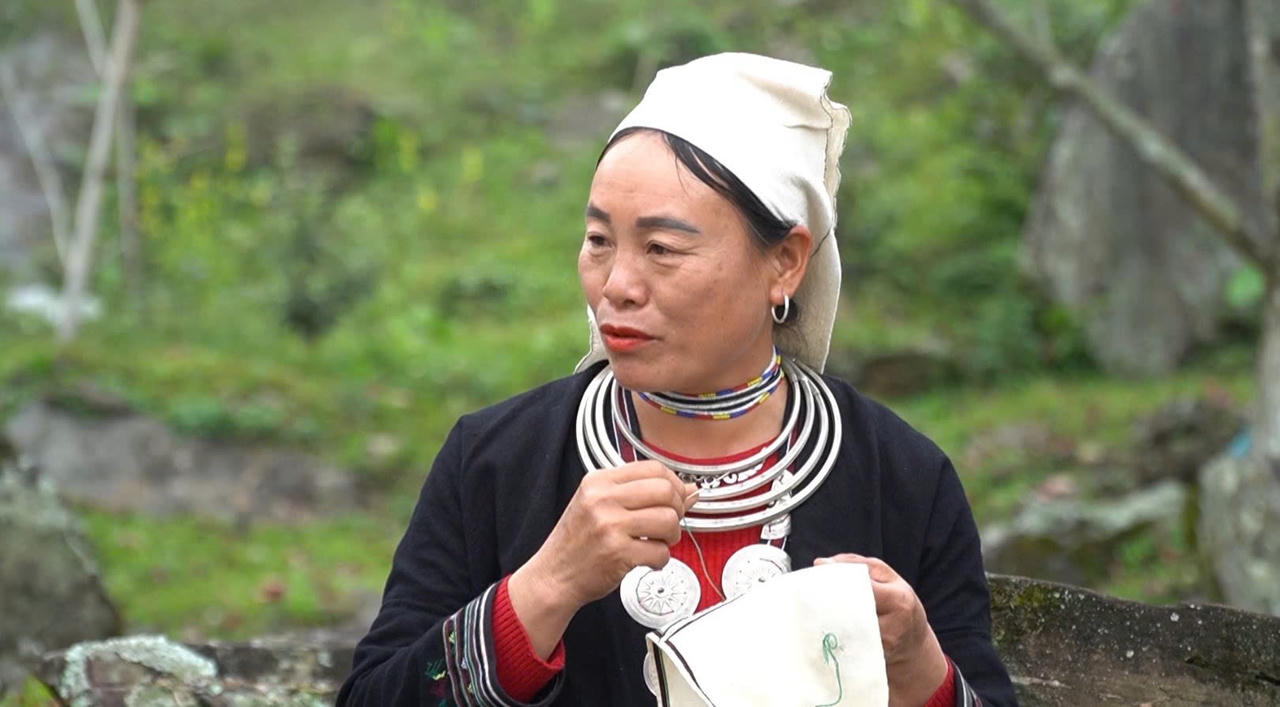 T&ocirc;ng m&agrave;u chủ đạo của trang phục Dao Tiền l&agrave; m&agrave;u ch&agrave;m đen.