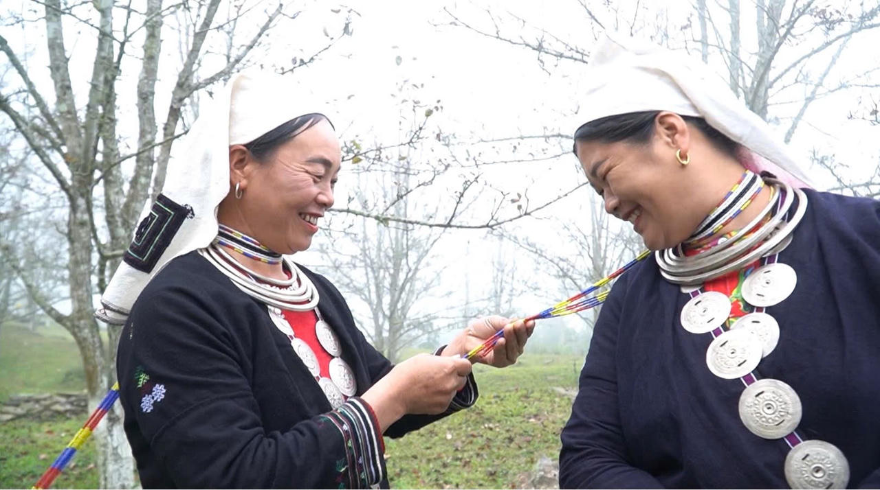 Những bộ v&aacute;y &aacute;o với hoa văn tinh xảo đ&atilde; được lưu truyền qua nhiều thế hệ.