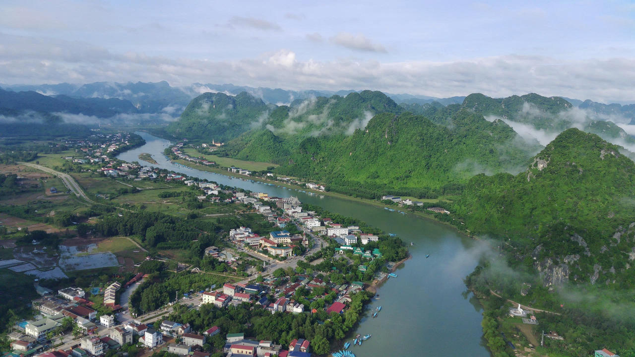 Phong Nha - nơi thi&ecirc;n nhi&ecirc;n kỳ vĩ gặp gỡ sự th&acirc;n thiện của con người.