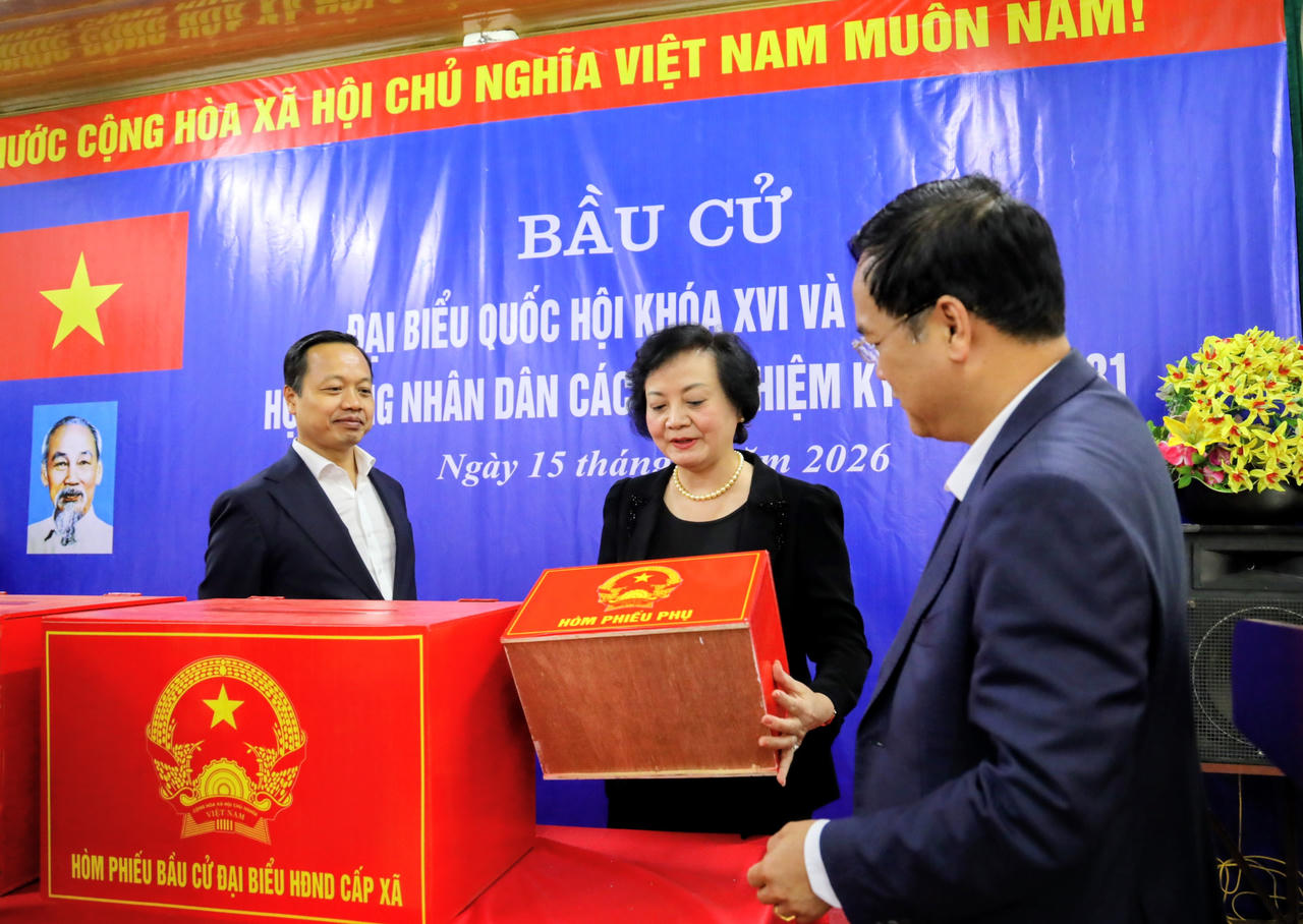 Ph&oacute; Thủ tướng Chính phủ Phạm Thị Thanh Tr&agrave; kiểm tra h&ograve;m phiếu tại khu vực bỏ phiếu số 05 x&atilde; Thanh An.