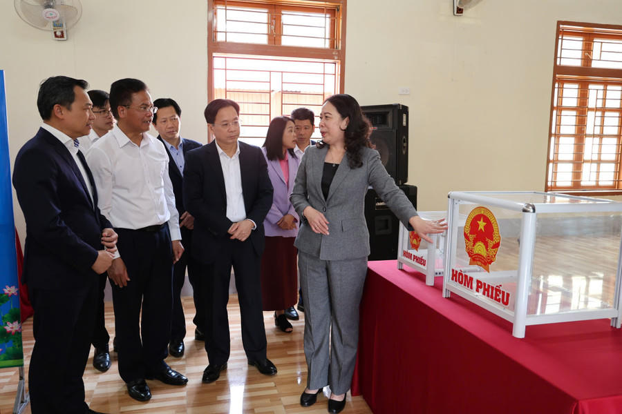 Ph&oacute; Chủ tịch nước V&otilde; Thị &Aacute;nh Xu&acirc;n c&ugrave;ng Đo&agrave;n c&ocirc;ng t&aacute;c kiểm tra c&ocirc;ng t&aacute;c chuẩn bị bầu cử tại tổ 1, phường Chiềng Cơi.