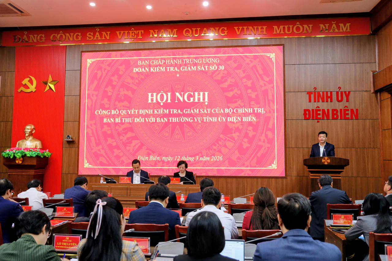 Đại diện Ủy ban Kiểm tra Trung ương C&ocirc;ng bố quyết định, kế hoạch v&agrave; lịch l&agrave;m việc của Đo&agrave;n kiểm tra, gi&aacute;m s&aacute;t.