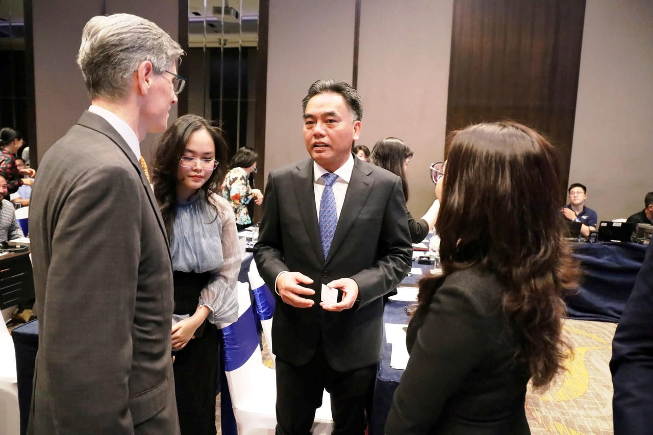 &Ocirc;ng Robert Kraybill (b&ecirc;n tr&aacute;i), Gi&aacute;m đốc Đầu tư của Quỹ IIX, n&oacute;i chuyện với Ph&oacute; Chủ tịch UBND TP.HCM - &ocirc;ng Nguyễn Lộc H&agrave; tại diễn đ&agrave;n. Ảnh: Ban tổ chức