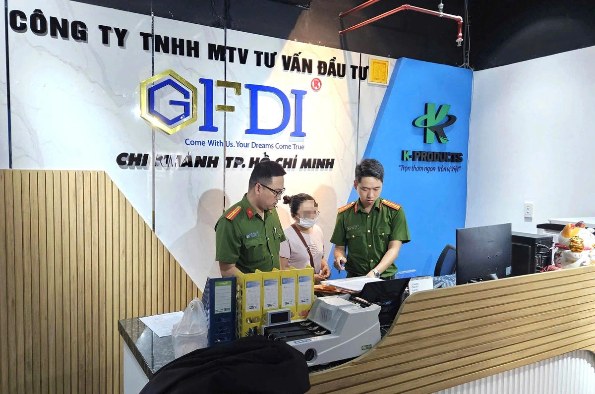 Cảnh s&aacute;t kh&aacute;m x&eacute;t trụ sở Cty GFDI.  (Ảnh: C&ocirc;ng an cung cấp)