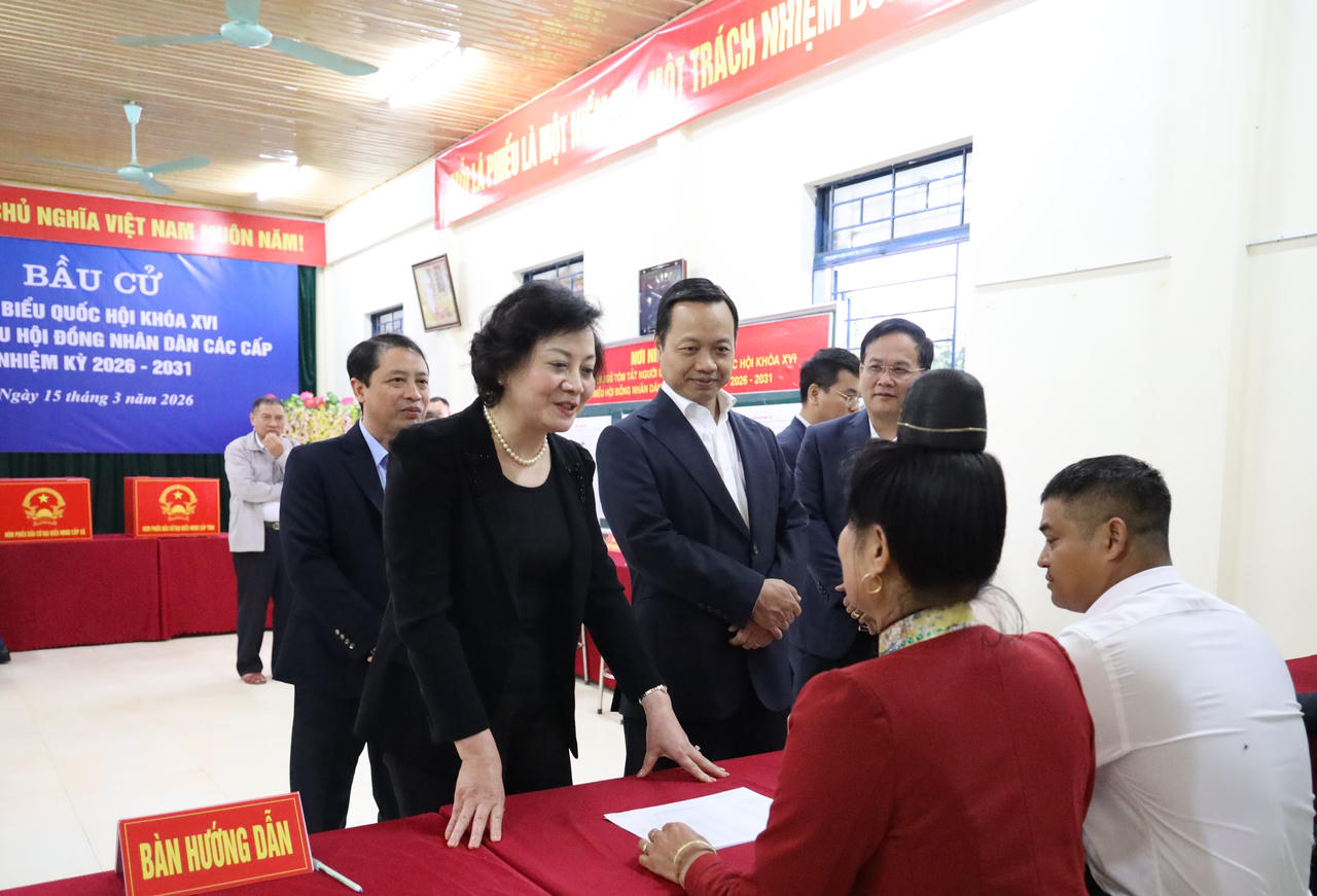 Ph&oacute; Thủ tướng Phạm Thị Thanh Tr&agrave; kiểm tra cơ sở vật chất, quy tr&igrave;nh bầu cử tại khu vực bỏ phiếu số 02 x&atilde; Thanh Y&ecirc;n.