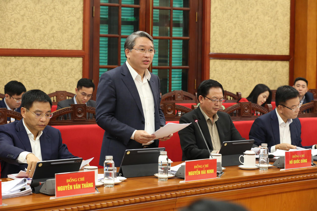 Bộ trưởng Bộ Tư ph&aacute;p Nguyễn Hải Ninh b&aacute;o c&aacute;o tại Phi&ecirc;n họp.