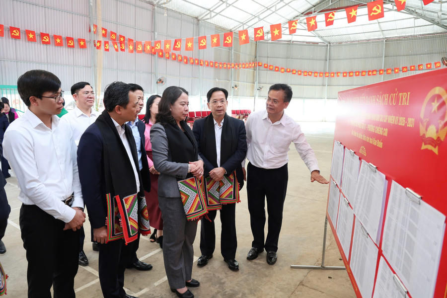 Ph&oacute; Chủ tịch nước V&otilde; Thị &Aacute;nh Xu&acirc;n kiểm tra c&ocirc;ng t&aacute;c chuẩn bị bầu cử tại bản Buổn, phường Chiềng Cơi.