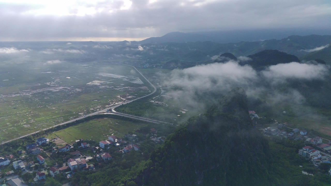 Phong Nha hiện l&ecirc;n huyền ảo trong l&agrave;n sương sớm, nơi thi&ecirc;n nhi&ecirc;n h&ugrave;ng vĩ h&ograve;a c&ugrave;ng nhịp sống b&igrave;nh y&ecirc;n của người d&acirc;n v&ugrave;ng di sản.