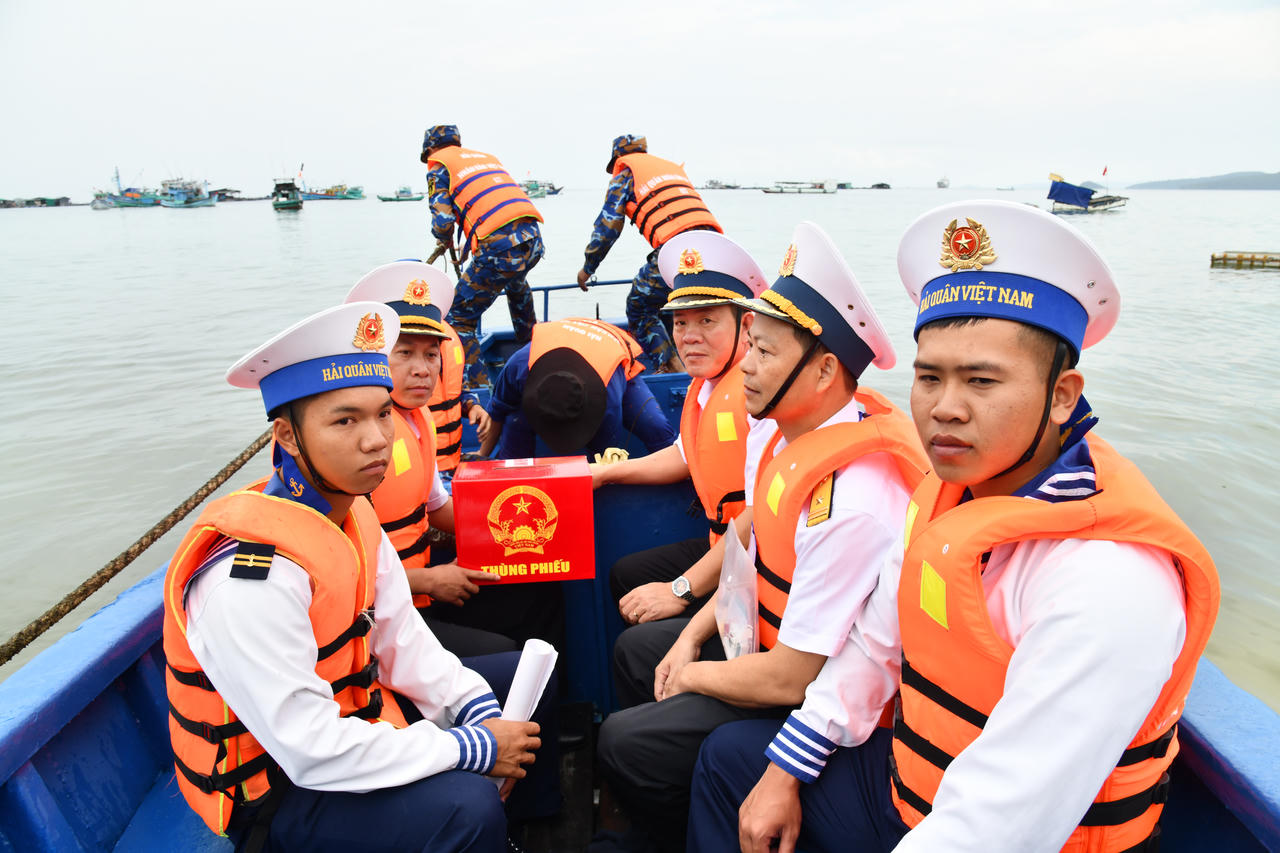 H&ograve;m phiếu phụ được di chuyển l&ecirc;n t&agrave;u