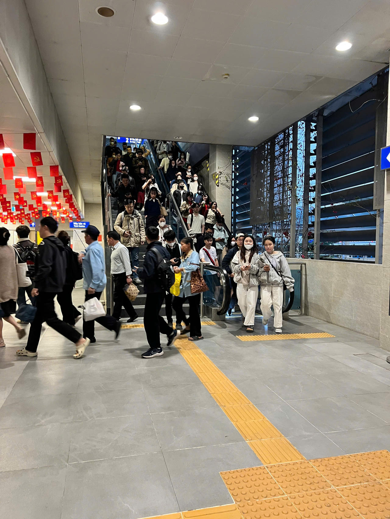 Người d&acirc;n tập trung đ&ocirc;ng tại khu vực l&ecirc;n, xuống t&agrave;u điện tr&ecirc;n cao.