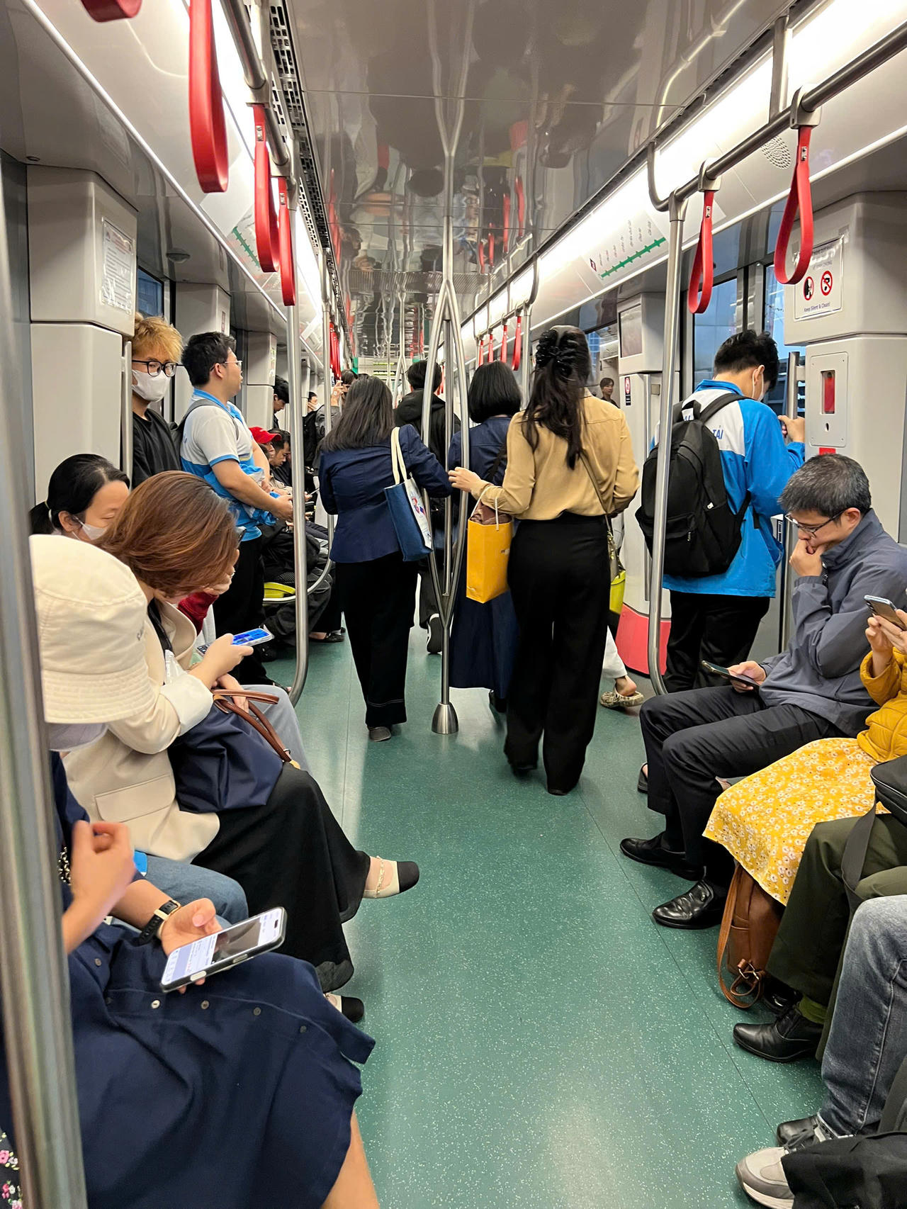 T&agrave;u điện H&agrave; Nội đắt kh&aacute;ch trong những ng&agrave;y xăng tăng gi&aacute;