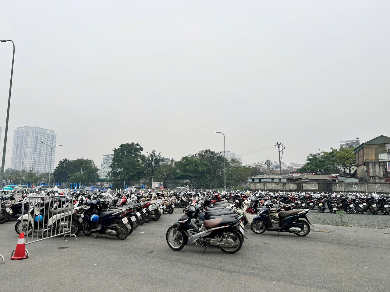 T&agrave;u điện H&agrave; Nội đắt kh&aacute;ch trong những ng&agrave;y xăng tăng gi&aacute;