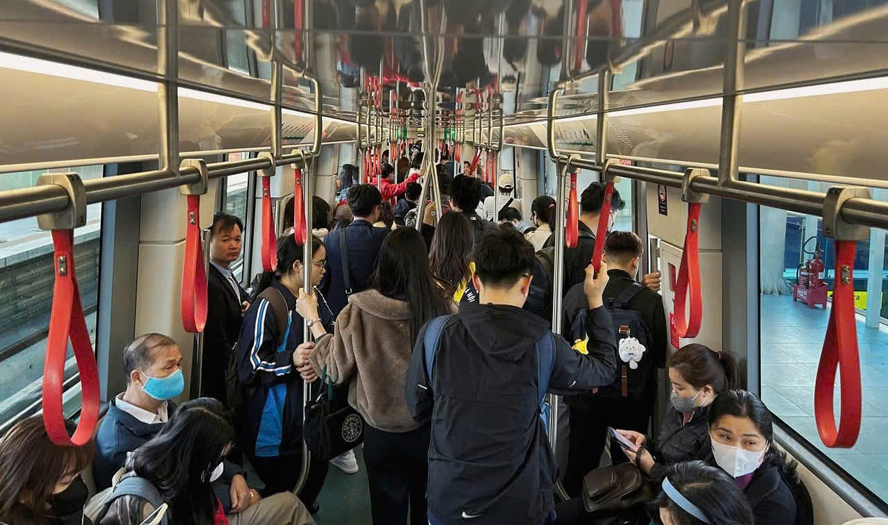 H&agrave;nh kh&aacute;ch đứng k&iacute;n toa t&agrave;u điện trong giờ cao điểm .