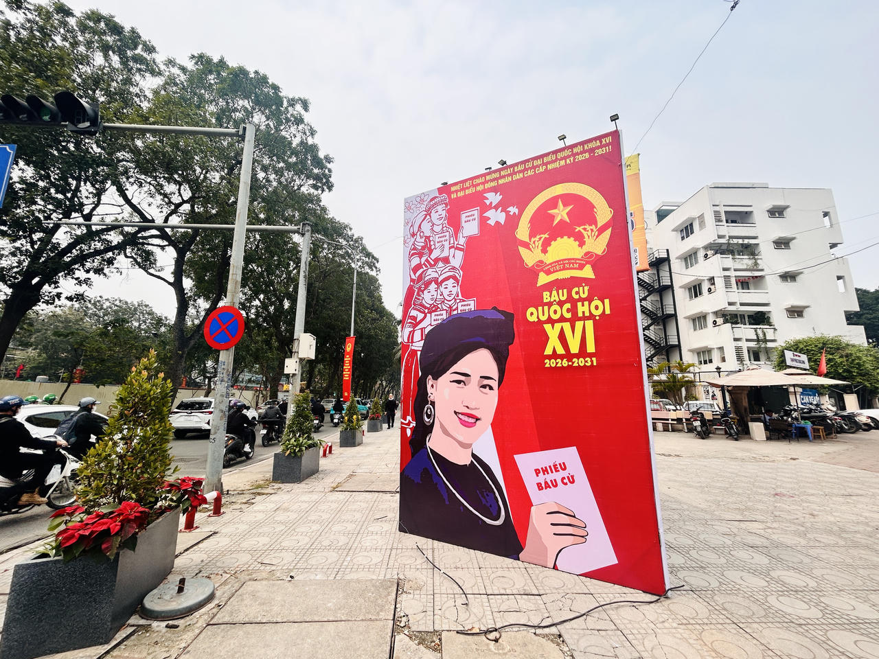 Phố phường H&agrave; Nội rực rỡ cờ hoa ch&agrave;o mừng ng&agrave;y hội lớn của đất nước