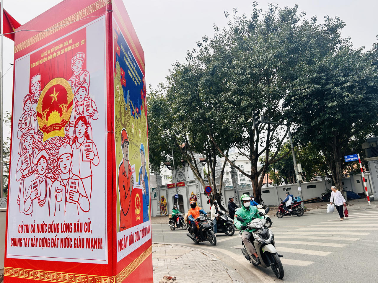 Phố phường H&agrave; Nội rực rỡ cờ hoa ch&agrave;o mừng ng&agrave;y hội lớn của đất nước