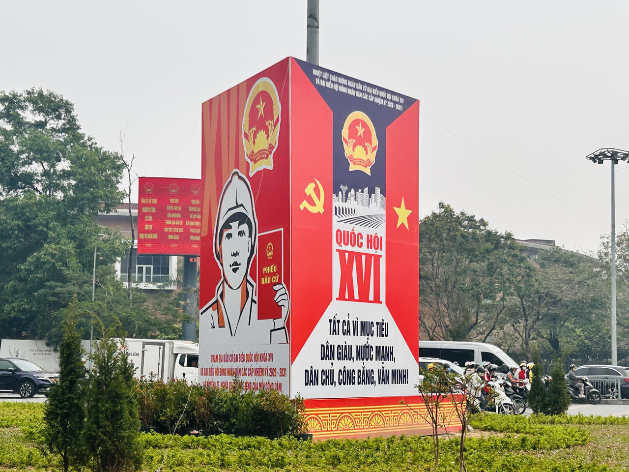 Hướng tới cuộc bầu cử đại biểu Quốc hội kh&oacute;a XVI v&agrave; đại biểu HĐND c&aacute;c cấp nhiệm kỳ 2026&ndash;2031, H&agrave; Nội đ&atilde; đẩy mạnh c&ocirc;ng t&aacute;c tuy&ecirc;n truyền, đồng loạt lắp đặt hệ thống pano, băng r&ocirc;n v&agrave; cổ động trực quan tr&ecirc;n nhiều tuyến phố.