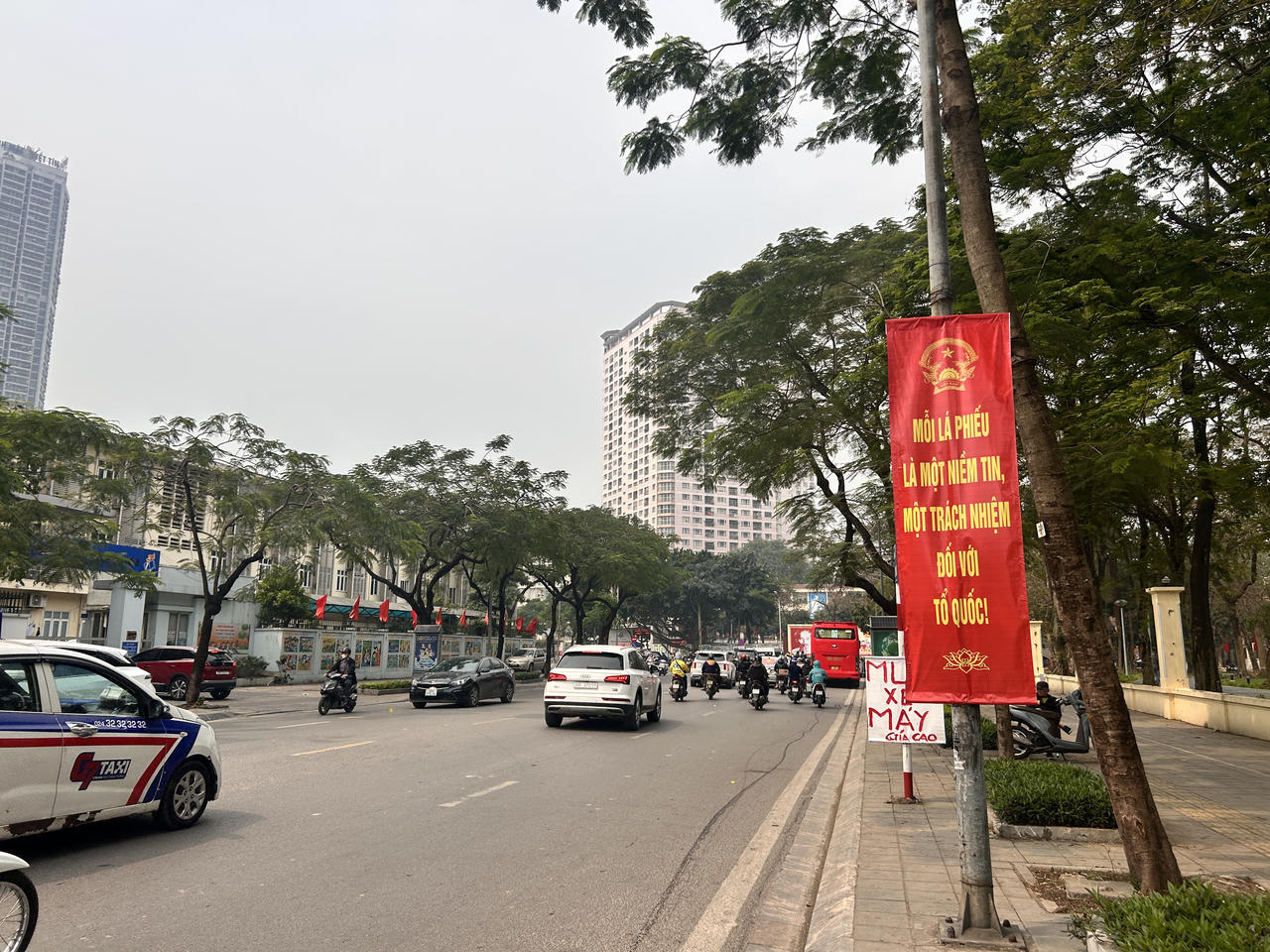 Th&ocirc;ng điệp ch&agrave;o mừng ng&agrave;y hội bầu cử 15/3 rộn r&agrave;ng khắp c&aacute;c tuyến phố ở H&agrave; Nội.