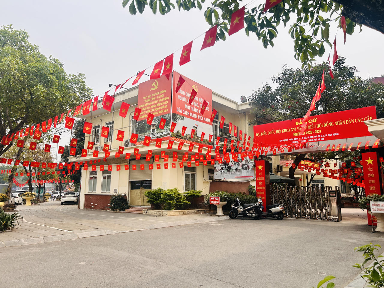 Phố phường H&agrave; Nội rực rỡ cờ hoa ch&agrave;o mừng ng&agrave;y hội lớn của đất nước