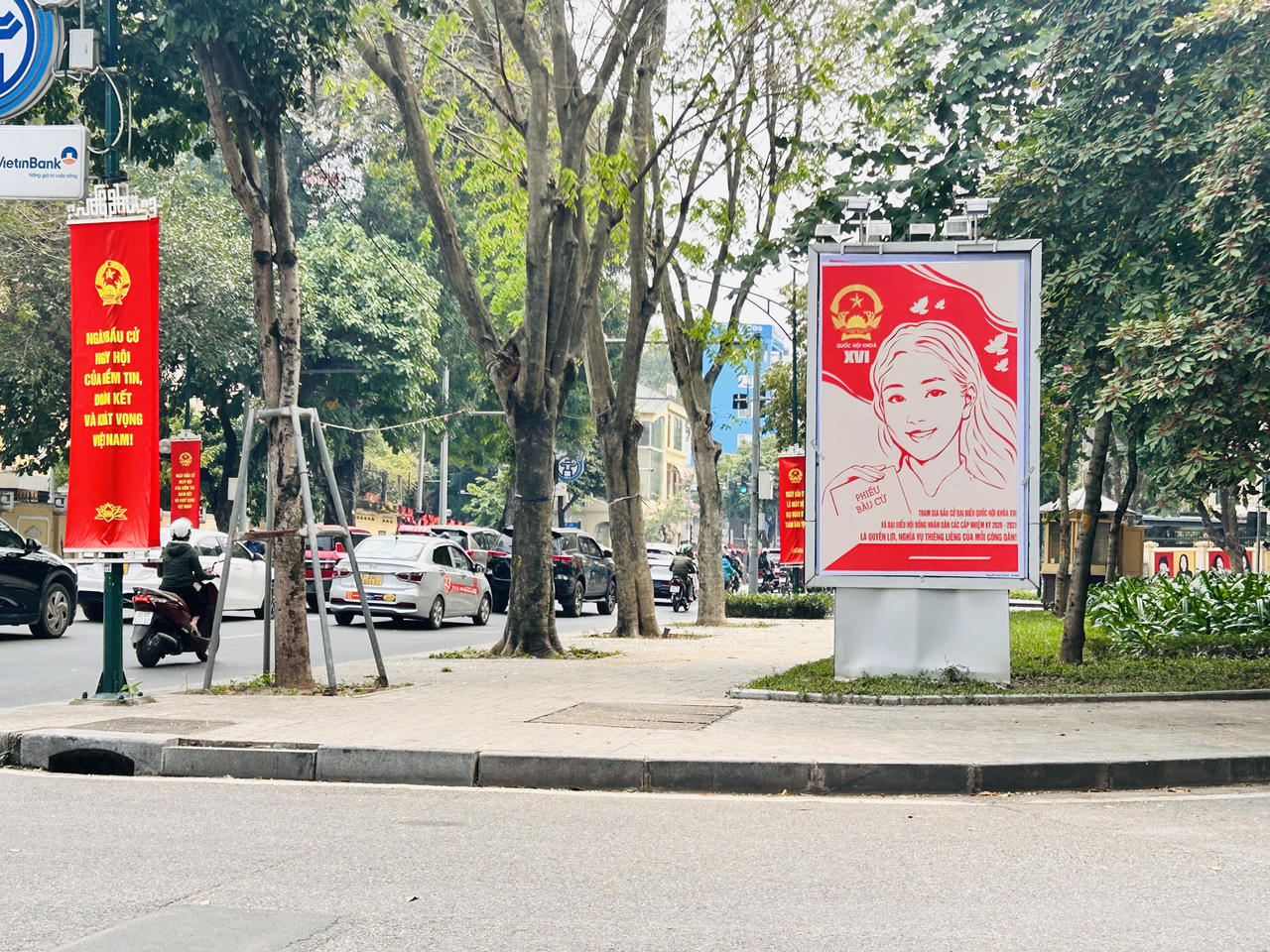 Phố phường H&agrave; Nội rực rỡ cờ hoa ch&agrave;o mừng ng&agrave;y hội lớn của đất nước