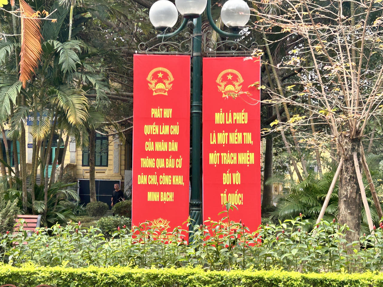 Phố phường H&agrave; Nội rực rỡ cờ hoa ch&agrave;o mừng ng&agrave;y hội lớn của đất nước