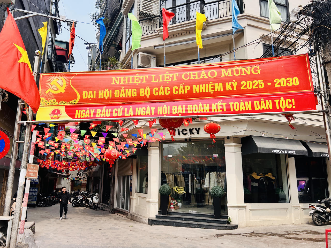Phố phường H&agrave; Nội rực rỡ cờ hoa ch&agrave;o mừng ng&agrave;y hội lớn của đất nước