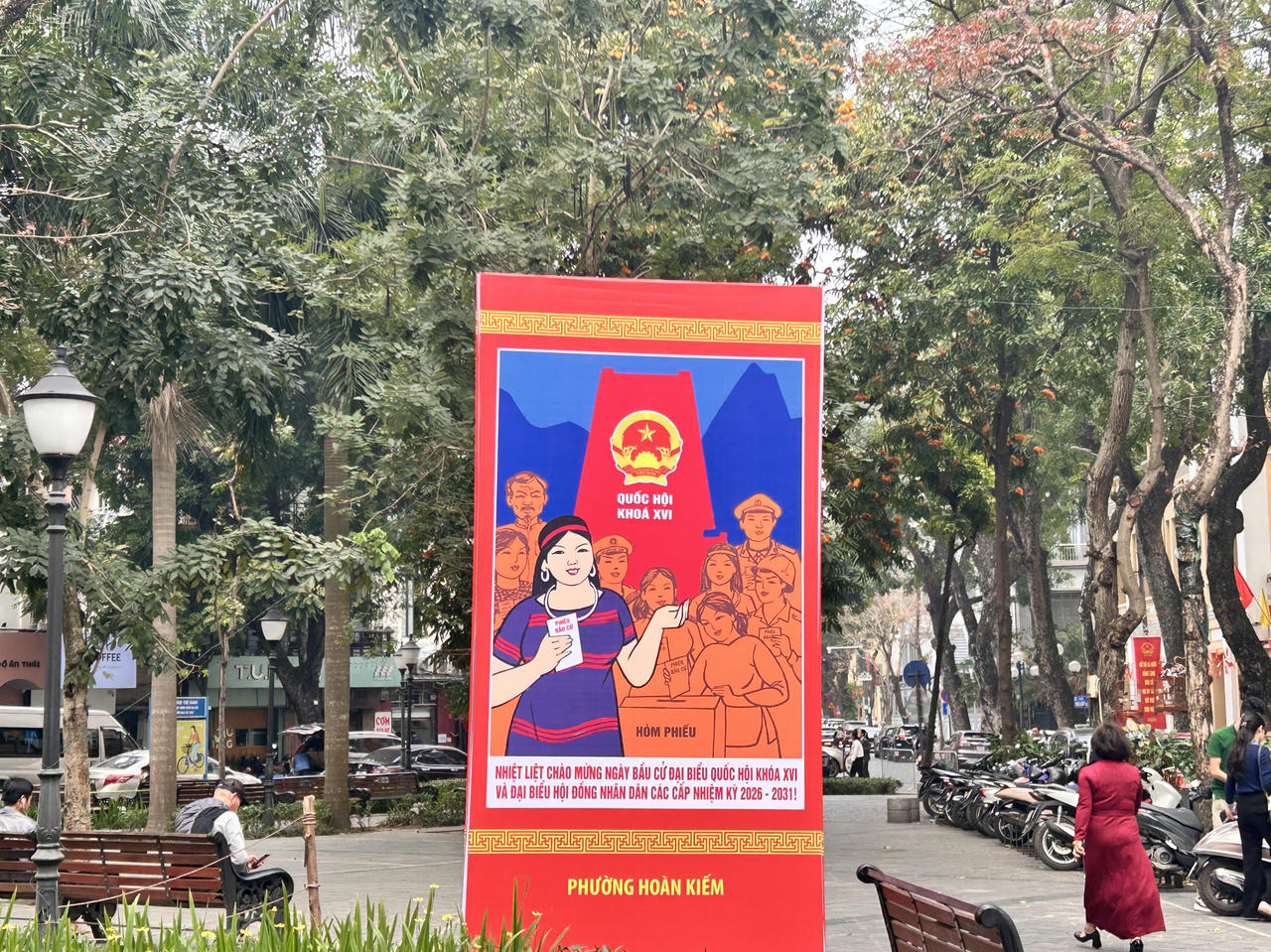 Phố phường H&agrave; Nội rực rỡ cờ hoa ch&agrave;o mừng ng&agrave;y hội lớn của đất nước