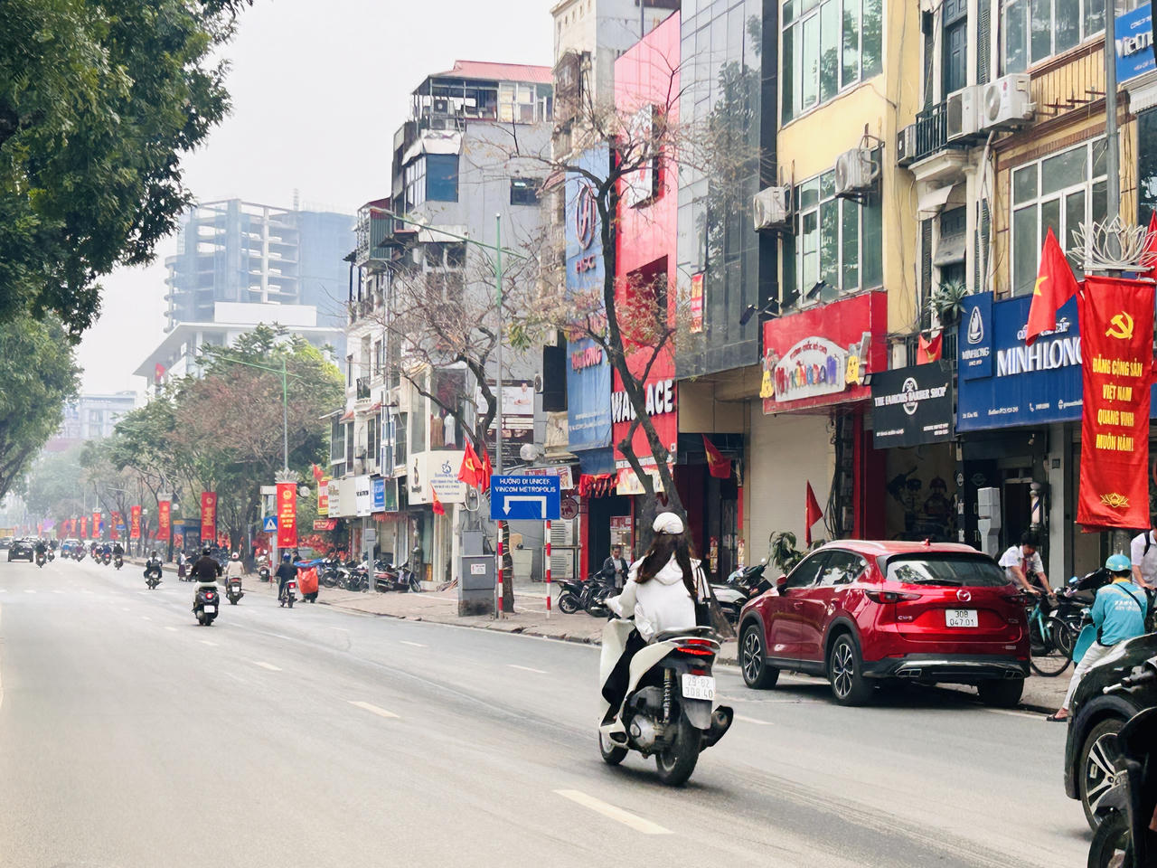 Phố phường H&agrave; Nội rực rỡ cờ hoa ch&agrave;o mừng ng&agrave;y hội lớn của đất nước