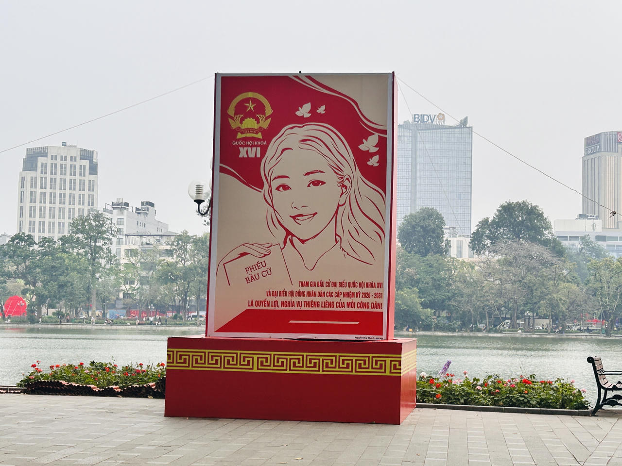 Phố phường H&agrave; Nội rực rỡ cờ hoa ch&agrave;o mừng ng&agrave;y hội lớn của đất nước