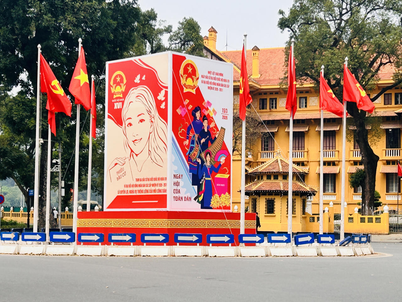 Kh&ocirc;ng gian tr&ecirc;n đường Độc Lập trở n&ecirc;n nổi bật với hệ thống pano, băng r&ocirc;n v&agrave; khẩu hiệu tuy&ecirc;n truyền về ng&agrave;y bầu cử, g&oacute;p phần tạo n&ecirc;n bầu kh&ocirc;ng kh&iacute; phấn khởi tại khu vực trung t&acirc;m Thủ đ&ocirc;.