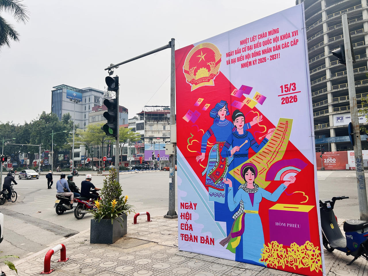 Những cụm pano cổ động với thiết kế đồng bộ được lắp đặt quanh c&aacute;c con phố, tạo điểm nhấn tuy&ecirc;n truyền trong kh&ocirc;ng gian trung t&acirc;m của H&agrave; Nội.