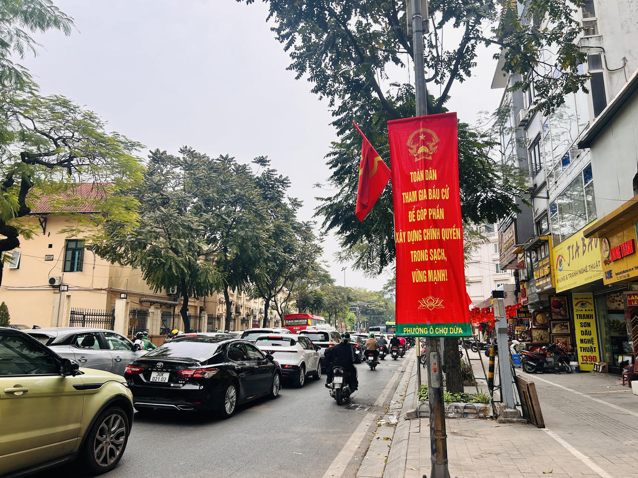 Phố phường H&agrave; Nội rực rỡ cờ hoa ch&agrave;o mừng ng&agrave;y hội lớn của đất nước