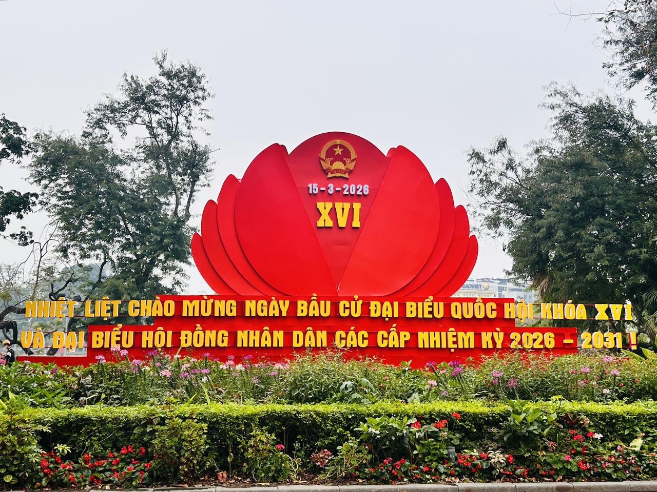 Phố phường H&agrave; Nội rực rỡ cờ hoa ch&agrave;o mừng ng&agrave;y hội lớn của đất nước