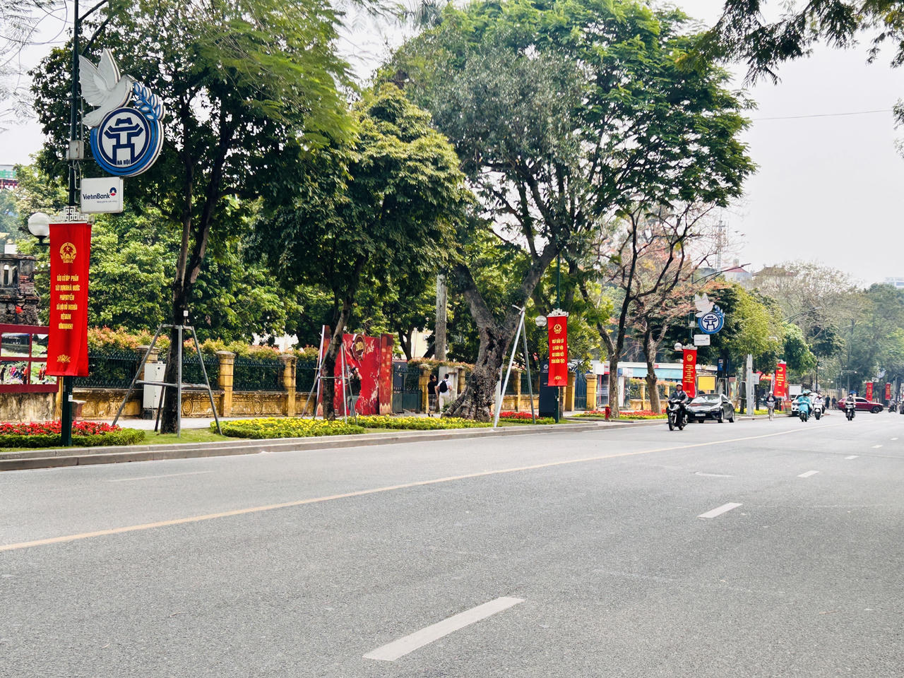 Phố phường H&agrave; Nội rực rỡ cờ hoa ch&agrave;o mừng ng&agrave;y hội lớn của đất nước