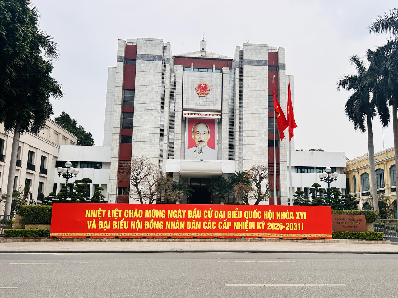 Khu vực trước trụ sở Ủy ban Nh&acirc;n d&acirc;n Th&agrave;nh phố H&agrave; Nội được trang ho&agrave;ng pano, băng r&ocirc;n v&agrave; khẩu hiệu tuy&ecirc;n truyền về ng&agrave;y bầu cử, tạo điểm nhấn cổ động tại trung t&acirc;m Thủ đ&ocirc;.