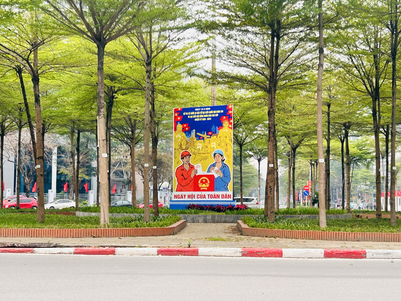 Phố phường H&agrave; Nội rực rỡ cờ hoa ch&agrave;o mừng ng&agrave;y hội lớn của đất nước