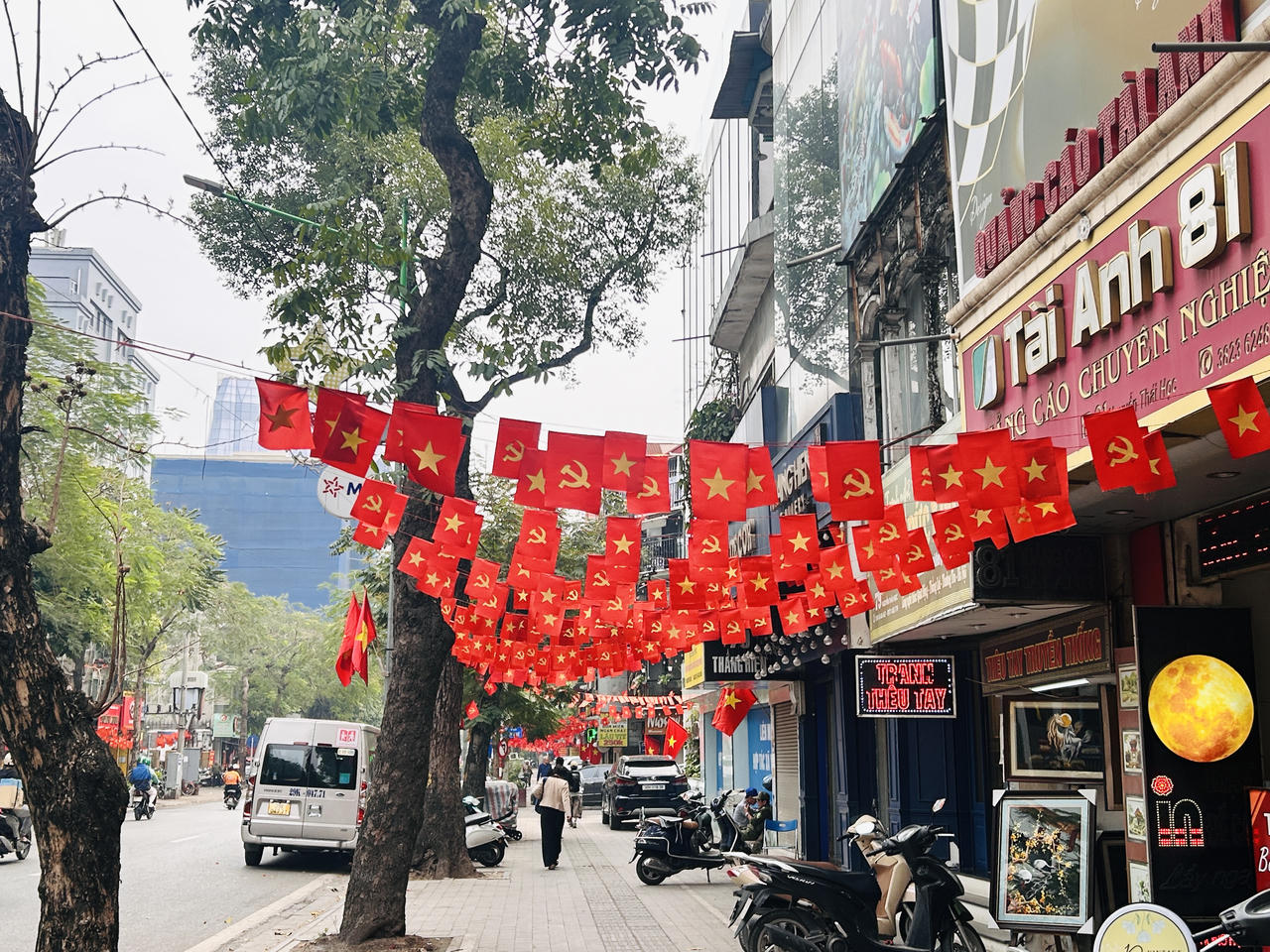 Phố phường H&agrave; Nội rực rỡ cờ hoa ch&agrave;o mừng ng&agrave;y hội lớn của đất nước