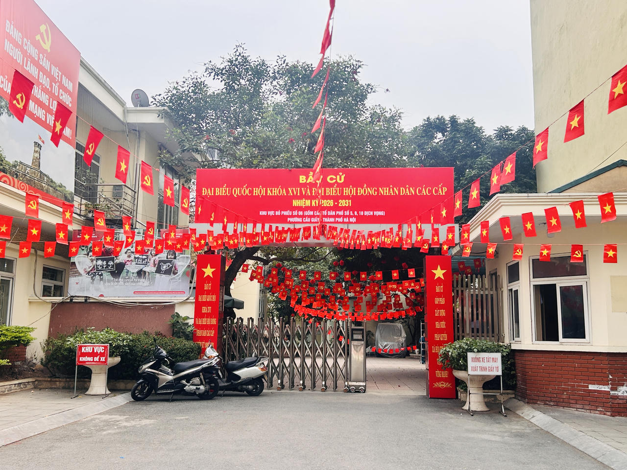 Phố phường H&agrave; Nội rực rỡ cờ hoa ch&agrave;o mừng ng&agrave;y hội lớn của đất nước