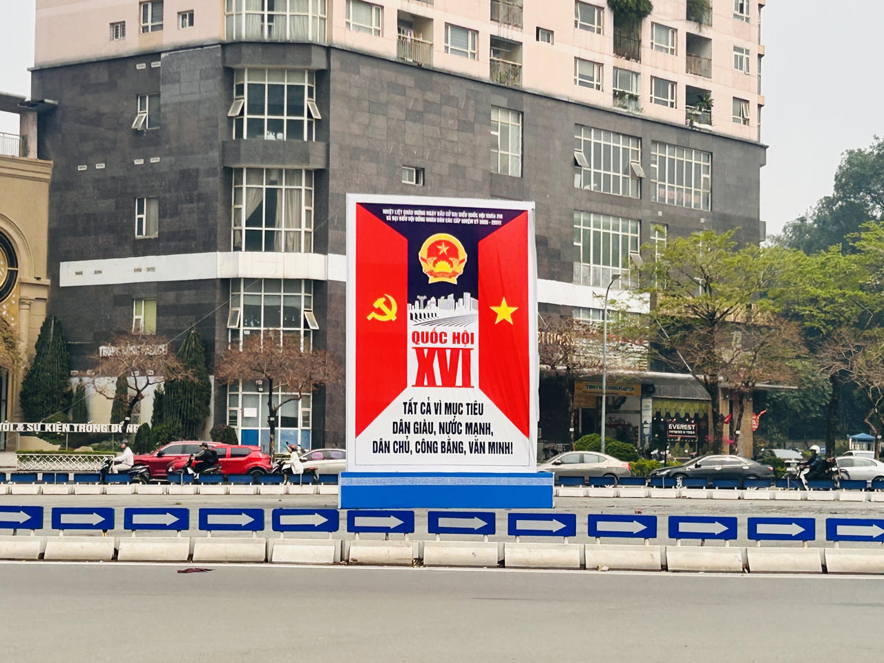 Phố phường H&agrave; Nội rực rỡ cờ hoa ch&agrave;o mừng ng&agrave;y hội lớn của đất nước