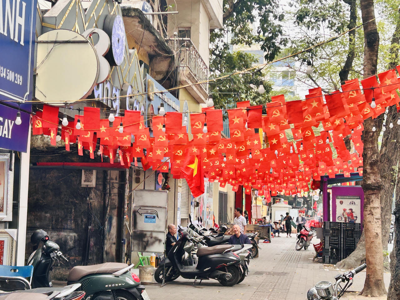 Phố phường H&agrave; Nội rực rỡ cờ hoa ch&agrave;o mừng ng&agrave;y hội lớn của đất nước