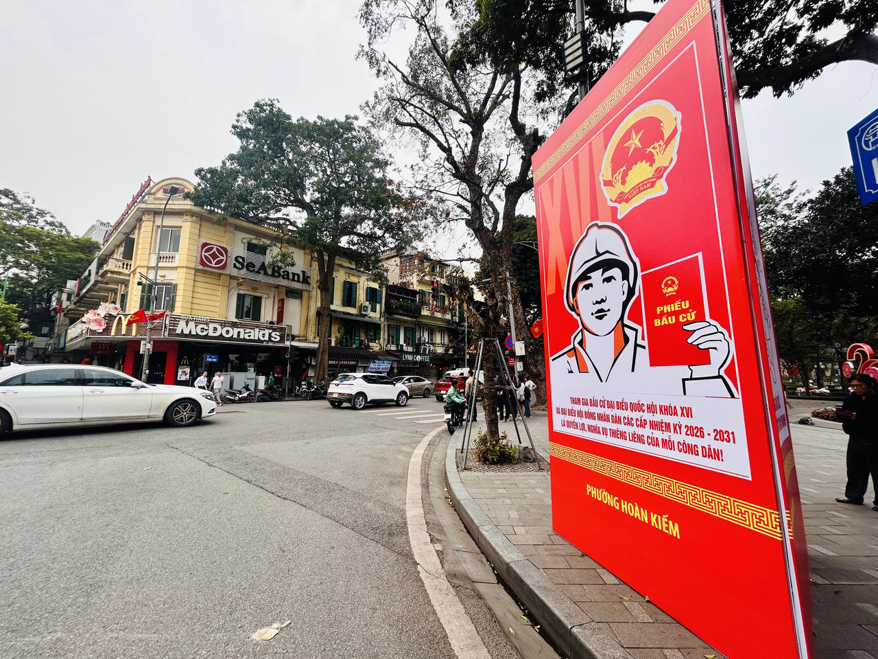 Phố phường H&agrave; Nội rực rỡ cờ hoa ch&agrave;o mừng ng&agrave;y hội lớn của đất nước