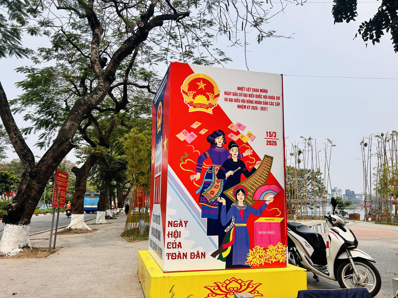 Phố phường H&agrave; Nội rực rỡ cờ hoa ch&agrave;o mừng ng&agrave;y hội lớn của đất nước