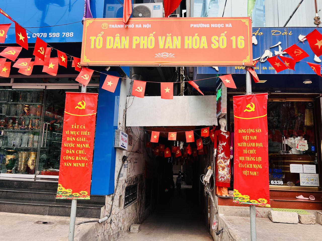 Phố phường H&agrave; Nội rực rỡ cờ hoa ch&agrave;o mừng ng&agrave;y hội lớn của đất nước