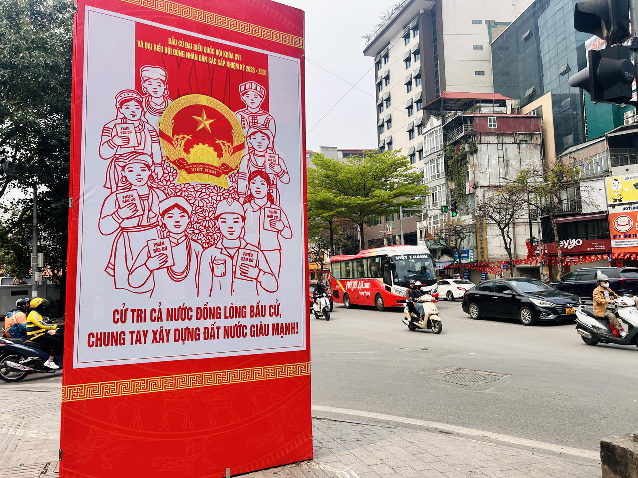 Phố phường H&agrave; Nội rực rỡ cờ hoa ch&agrave;o mừng ng&agrave;y hội lớn của đất nước