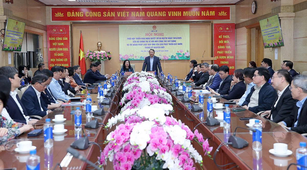 Uỷ vi&ecirc;n Trung ương Đảng, Bộ trưởng Bộ Y tế Đ&agrave;o Hồng Lan v&agrave; Uỷ vi&ecirc;n Trung ương Đảng, Bộ trưởng Bộ Tư ph&aacute;p Nguyễn Hải Ninh đồng chủ tr&igrave; cuộc họp.&nbsp;