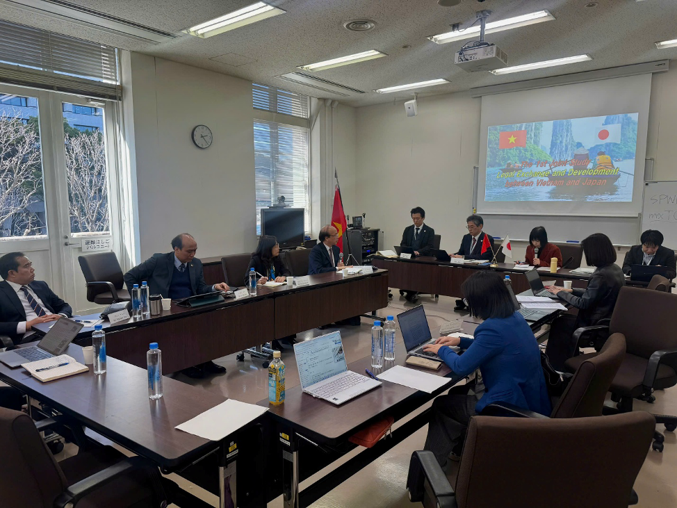 Quang cảnh buổi l&agrave;m việc